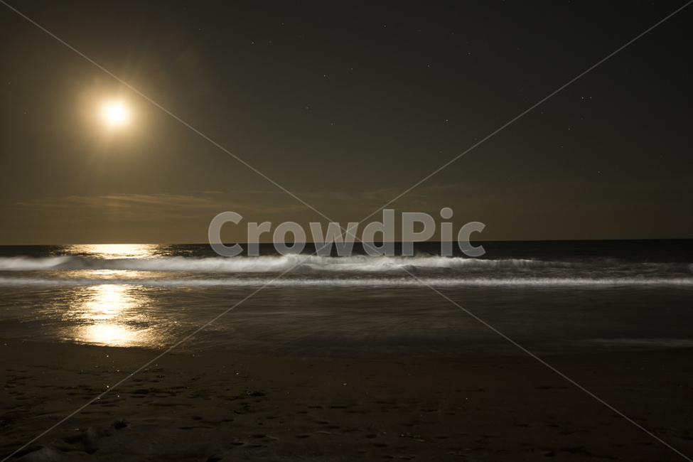 nature,자연,outdoors,옥외,water,대양,ocean,바다,물,달,빛,달빛,반사,밤,밤바다,해변,파도,sea,moon,moonlight,light,usa,waves,beach
