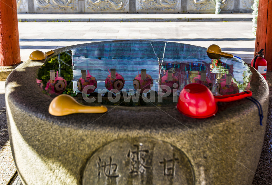 청계사,연등,반영,약수,사찰,염원,기원,표주박,한국전통,한국문화,korean traditional,korean culture,종교,신앙,religion,belief,faith