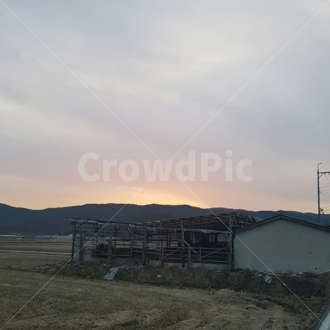 풍경,하늘,노을,시골,산,창고,논,밭,구름,경주,컬러,색,view,mountain,sunset,countryside,cloud,colors,자연,풍경,nature,landscape,시골,마을,country,rural,town,outdoors,옥외,농촌,building,건물