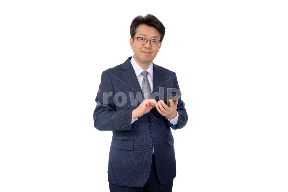 비즈니스맨,1명,1인,한국인,중국인,일본인,아시아인,남자,중년,중장년,4050세,비즈니스,사업가,사업,하얀배경,웃는,정장,양복,ceo,직장인,상사,표정,정장자켓,수트,사회인,윗사람,사장,회사원,넥타이,40대,50대,스마트폰,들고있는,전화기,핸드폰,조작,누끼,사람,인물,인간,human,person,남성,남자,man,male