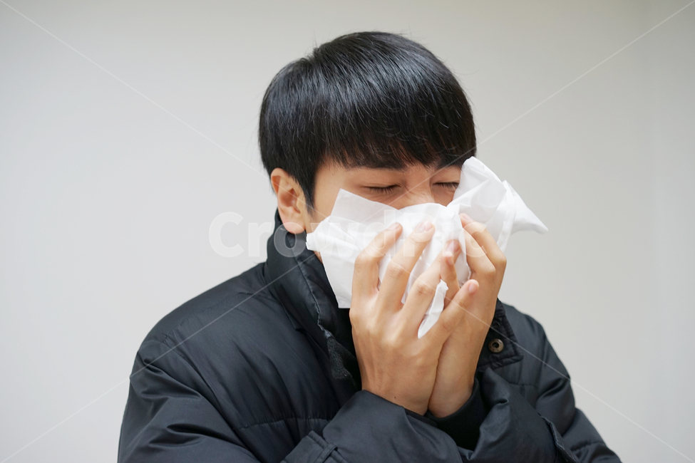 휴지,기침,재채기,감기,코감기,미세먼지,질병,콧물,이비인후과,남성,남자,청년,아픔,겨울,계절,winter,season,사람,인물,인간,human,person,남성,남자,man,male,건강,헬스웨어,헬스케어,healthware,health care