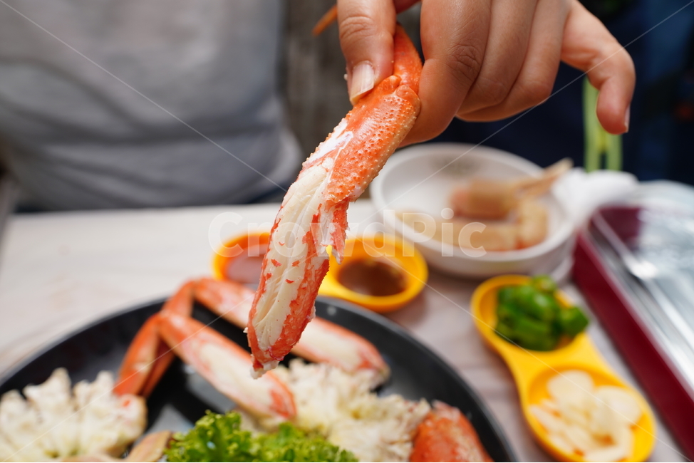 게,대게,크랩,해산물,게살,안주,먹거리,음식,crab,식감,푸드,씨푸드,food,사람,인물,인간,human,person,신체일부,몸,body,음식,식재료,요리,food,cook,meal,dishes,food reserves,수산물,해산물,fishery products,seafood