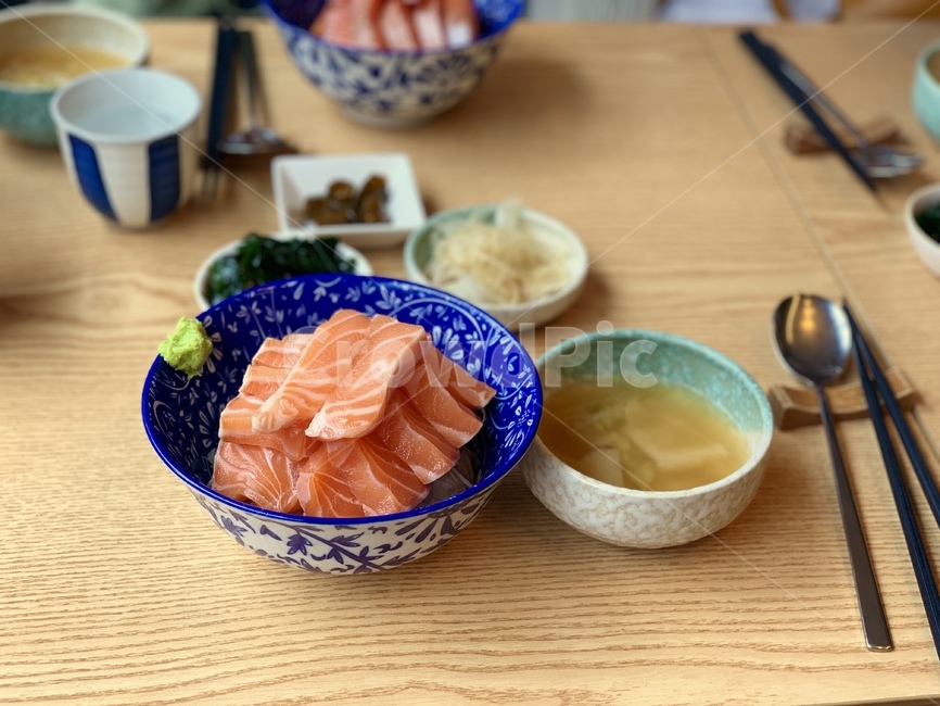 bowl,사발,연어,음식,연어덮밥,식사,요리,food,음식,식재료,요리,food,cook,meal,dishes,food reserves,일식,일본음식,일본요리,Japanese food,Japanese dishes,Japanese meal,Japanese cook
