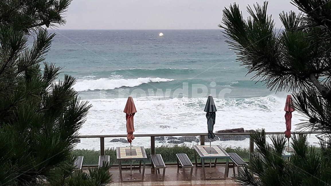바다,파도,하늘,자연,sky,nature,감성,파라솔,테이블,휴식,holiday,붉은색,red,수평선,나무,자연,풍경,nature,landscape