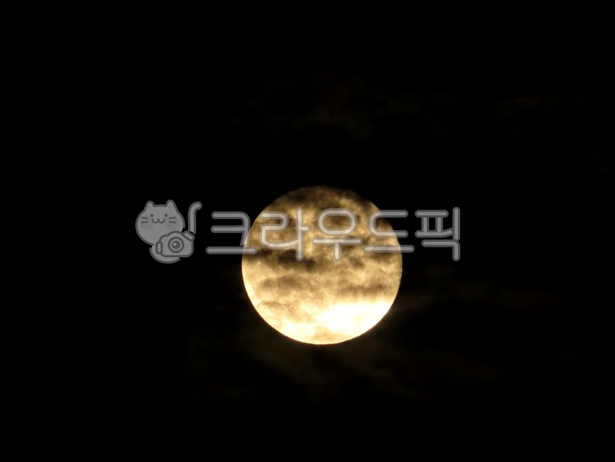 달,보름달,슈퍼문,블루문,슈퍼블루문,대보름달,밤,밤하늘,천문학,야경,자연,우주,구름,먹구름