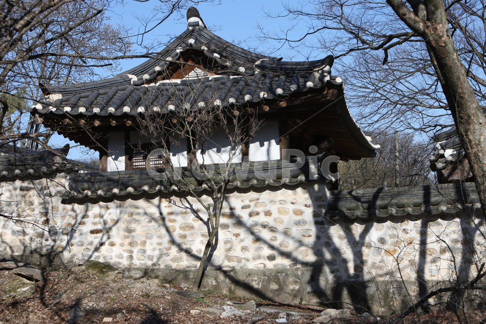 향토유적,유적,육괴정,이천시,사당,기와,지붕,한옥,담장,건물,팔작지붕,골기와,기둥,벽면,산,하늘,나무,역사