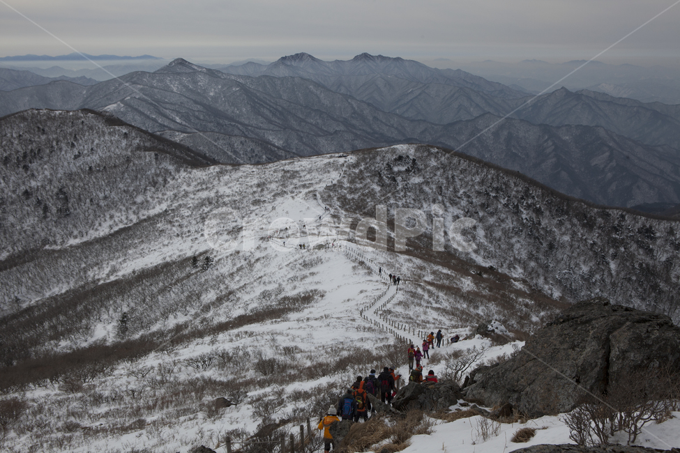 겨울산,덕유산,설산,등산,눈길,등산객,흔적,산행,겨울,계절,winter,season,자연,풍경,nature,landscape,사람들,대중,군중,other people,crowd,outdoors,옥외,mountain,산,mountain range,산맥