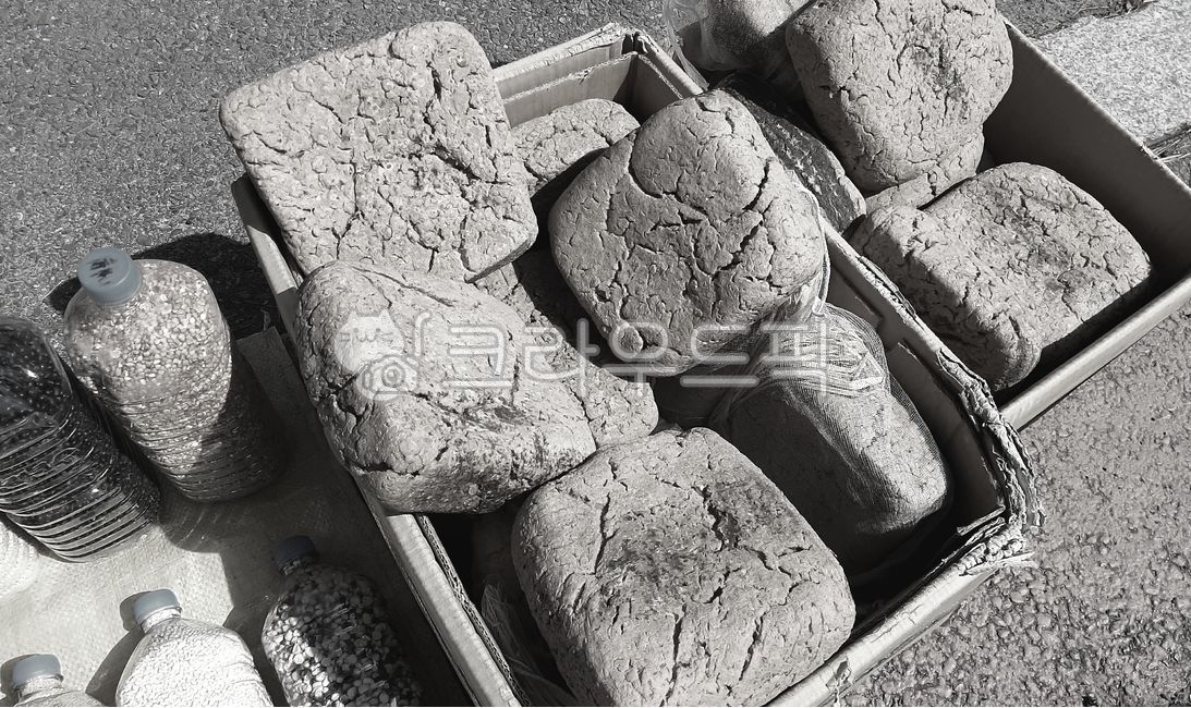 Rural,memory,street sales,countryside,Meju,soybean paste,Agricultural products,box,fermented food,market,Aspergillus mold,A long ago,Add soybean paste,market day,ingredients,Street,plastic bottle,domestically produced,Grayscale,bean