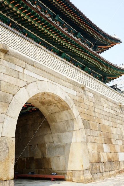 숭례문,남대문,성문,성곽,성벽,한옥,기와,지붕,건축,건물,조선,한국,서울,문화재,역사,도시,korea,seoul,풍경,landscape,전통,조선시대,대한민국,histioy,방어,전쟁,전투,용마루,추녀마루,내림마루,잡상,와제,10신상,캐슬,castle,고성,한양도성,한국적인,랜드마크,landmark,tourist attraction,한국전통,한국문화,korean traditional,korean culture