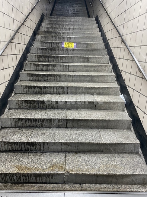 비,계단,지하철,외로움,난간,railing