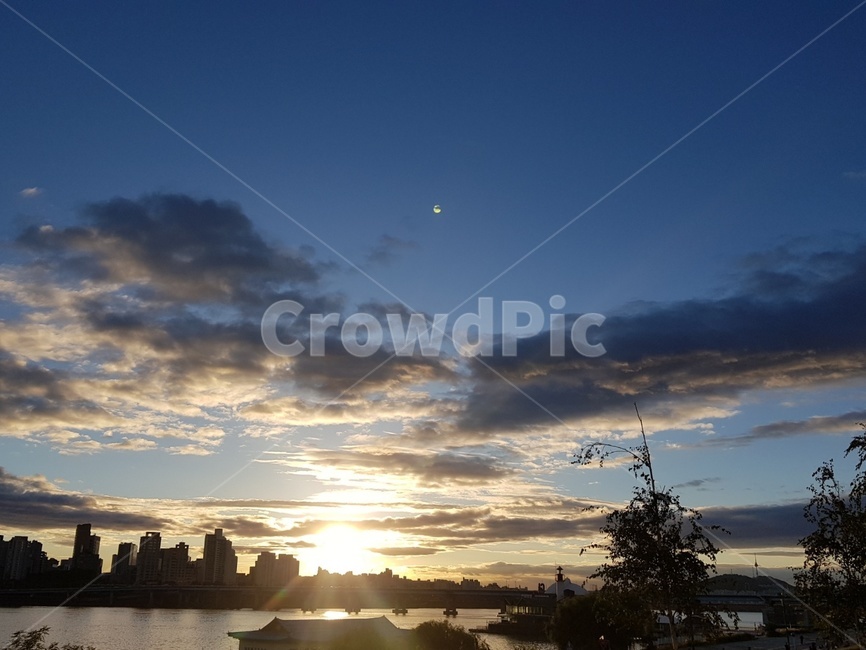 하늘,한강,노을,구름,달,석양,일몰,뚝섬,sky,hanriver,sunset,sundown,cloud,moon,eveningsun,dooksum,도시,풍경,city,landscape,flare,플레어,light,빛,sunlight,햇빛,nature,자연,outdoors,옥외