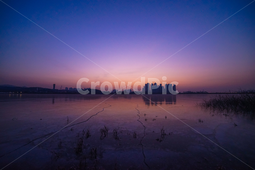 호수,여명,새벽,건물,얼음판,빙판,얼음,겨울,계절,감성,풍경,겨울,계절,winter,season