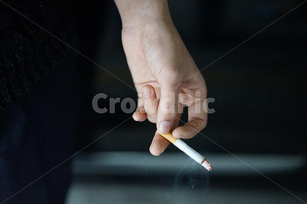 담배,담배꽁초,꽁초,담배연기,손가락,흡연,금연,불씨,니코틴,신체일부,몸,body