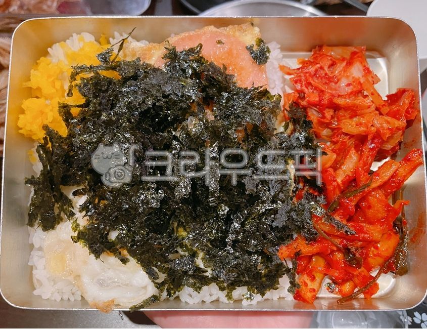 도시락,옛날도시락,양은도시락,비빔밥,비빔,무말랭이,단무지,다진단무지,김,김가루,계란후라이,달걀후라이,후라이,계란,달걀,배추김치,김치,쌀,밥,쌀밥,추억의도시락,백미,소세지,쏘세지,분홍소세지,분홍쏘세지,음식,요리,식사,식재료,먹방,food,dish,cook,meal,egg,rice