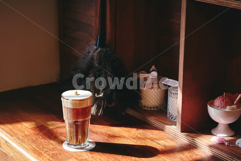 coffeecup,커피컵,cup,컵,beverage,마실것,아인슈페너,비엔나커피,아이스커피,크림커피,감성사진,골든아인슈페너,금가루,금가루커피,커피,coffee,커피,카페,coffee,cafe