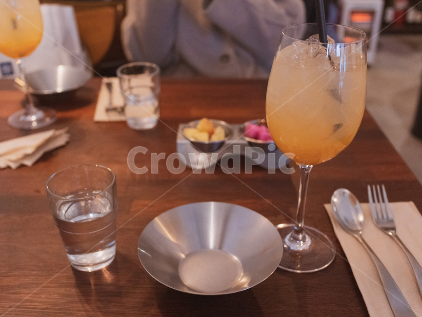 wood,나무,실내,물잔,와인잔,음료수,접시,water,포크,fork,음식점,레스토랑,술,주류,alcohol