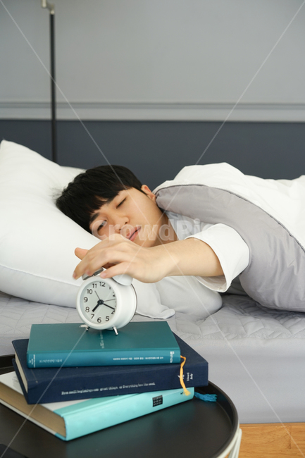 남성,남자,알람시계,시계,아침,모닝,침대,침실,방,이불,기상,베개,모닝콜,자명종,사람,인물,인간,human,person,남성,남자,man,male