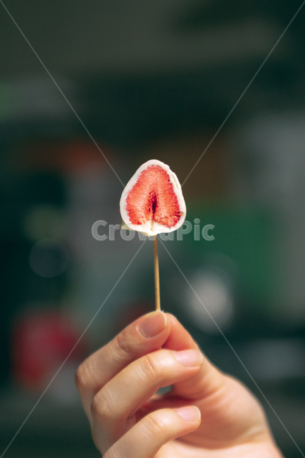 딸기,초콜릿,초콜렛,발렌타인,발렌타인데이,음식,간식,후식,제과,과자,식품,사람,손,배경화면,사람,인물,인간,human,person,신체일부,몸,body,음식,식재료,요리,food,cook,meal,dishes,food reserves,과일,열매,fruit,감성,sensible,feeling
