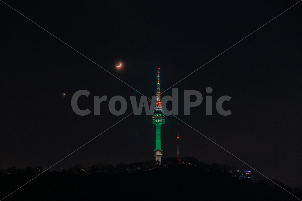 남산타워,서울,달,감성,밤,야경,타워,korea,seoul,seoultower,night,light,tower,moon,sky,야경,밤,풍경,nightscape,night,landscape,랜드마크,landmark,tourist attraction,outdoors,옥외,nature,자연,astronomy,천문학,universe,우주,outer space,대기권 밖