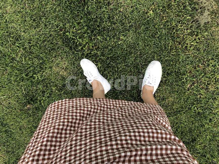초록,잔디,잔디밭,운동화,체크무늬,감성,원피스,컨셉