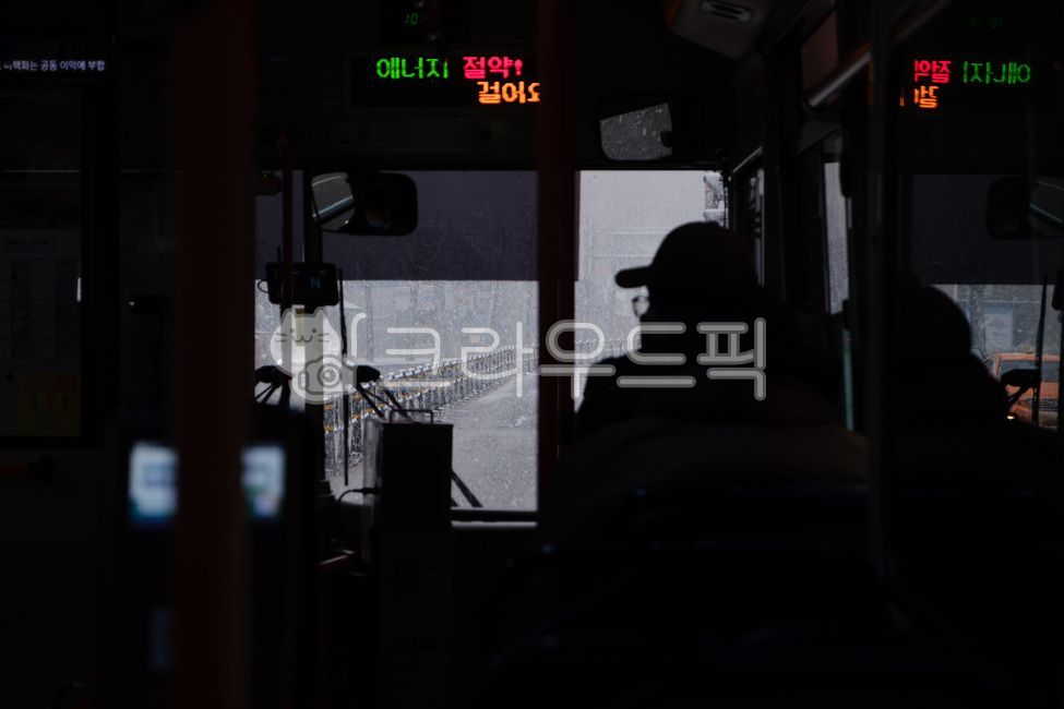 worry,back view,bus,city,winter,on the way home from work,on the way to work,snowy day,public transportation,leaving work,going to work,commuting,snowy scenery,road,snow,silhouette,on the road,man,snowy,male