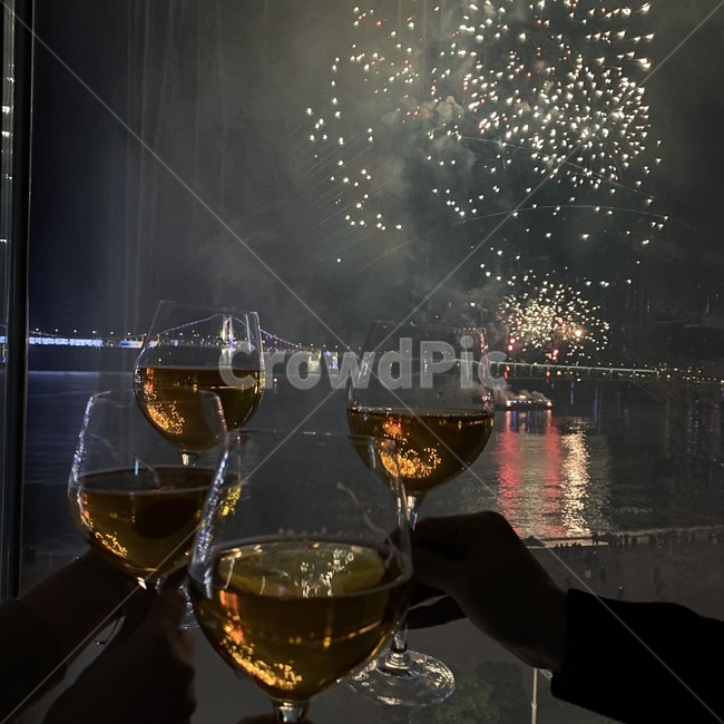 불꽃,와인,와인잔,야경,밤바다,광안리,광안리야경,파티,연말파티,야경,밤,풍경,nightscape,night,landscape,기념일,축하,anniversary,congratulation,celebrate,celebration,술,주류,alcohol