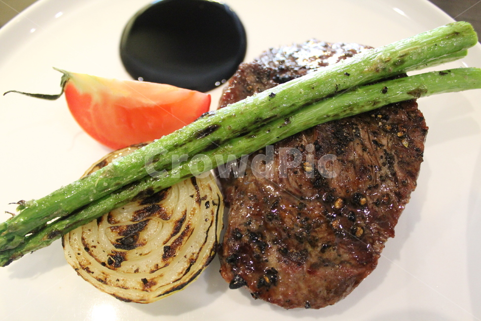 스테이크,아스파라거스,토마토,양파,소고기스테이크,음식,식재료,요리,food,cook,meal,dishes,food reserves,육류,고기,meat,양식,서양음식,서양요리,western food,western dishes,western meal,western cook