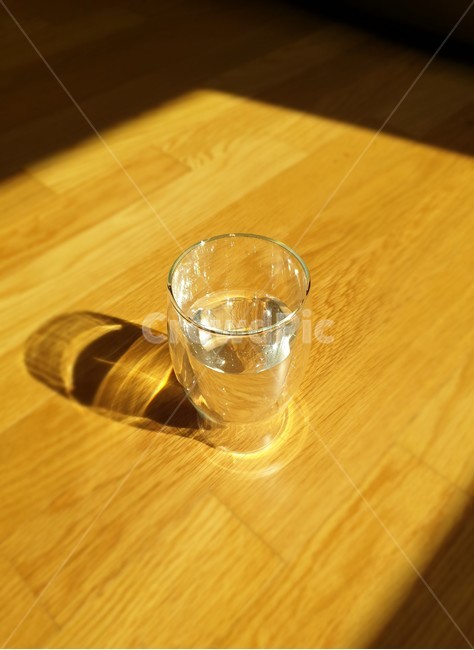 glass,유리,hardwood,물컵,물한잔,생수,식수,컵