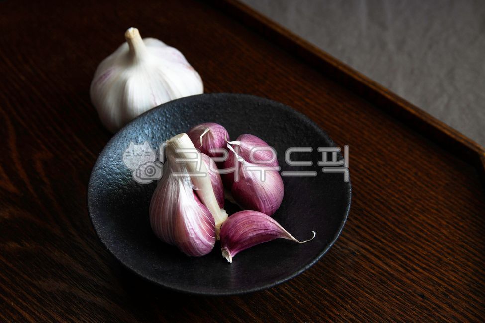 마늘,식재료,육쪽마늘,햇마늘,깐마늘,갈릭,통마늘,식자재,푸드,양념,식품,한국음식,먹거리,농산물,향신료,허브,배경,백그라운드,건강식품,채소,저장식품,김장양념,재료,그릇,트레이,쟁반,우드,빈티지,plant,식물,vegetable,야채,food,음식,garlic,음식,식재료,요리,food,cook,meal,dishes,food reserves