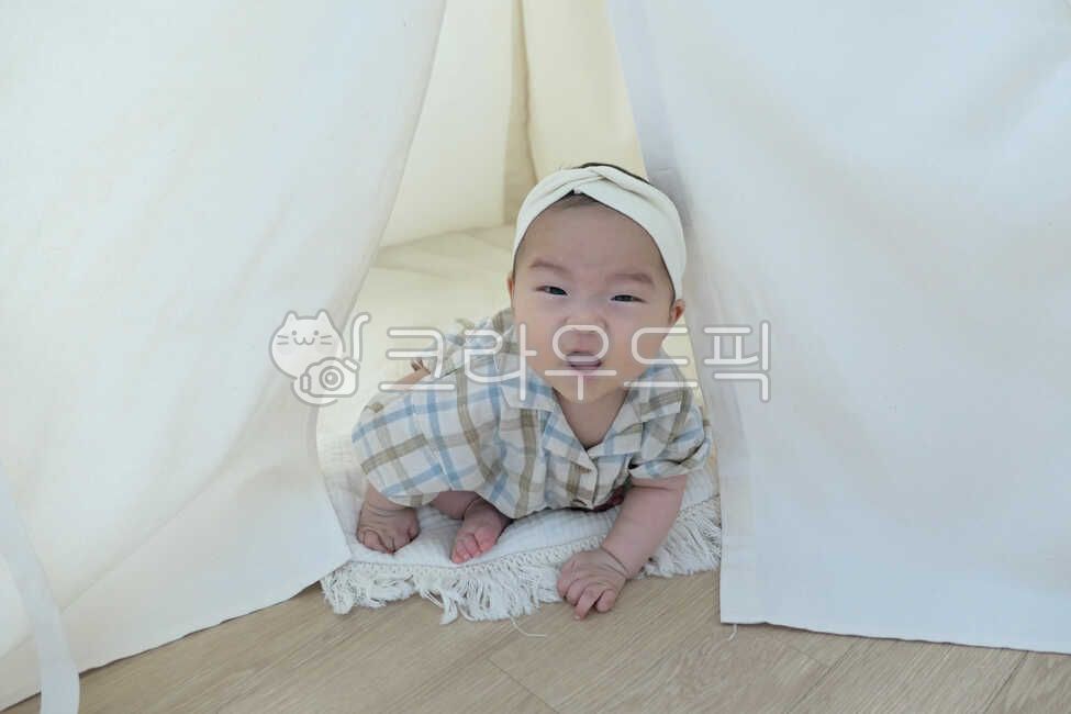 아기,신생아,사람,갓난아기,귀여운,작은,소중한,앙증맞은,인간,어린,한살,1세,만0세,아가,영유아,얼굴,눈,코,입,가족,육아,엄마품,안긴,베이비,천사같은,사랑스러운,아들,라이프스타일,생활,웃음,인디언텐트,유아텐트,아기텐트모자,아가방,실내,인테리어,미소,인형같은,헤어밴드,요람,행복,기쁨,표정,텐트,놀이방,러그,쿠션