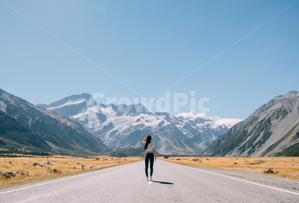 도로,풍경,배경,여자,뒷모습,사람,하늘,만년설,산,자연,여름,자연,풍경,nature,landscape,해외,외국,세계,foreign,oversea,world,세계자연풍경,해외자연풍경,외국자연풍경,world nature landscape,사람,인물,인간,human,person,여성,여자,woman,female,lady,여행,휴가,traveling,vacation,trip,outdoors,옥외,mountain range,산맥,mountain,road