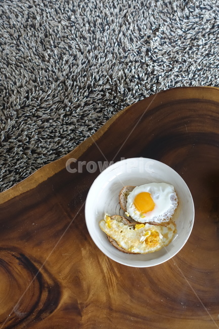 계란후라이,아침밥,breakfast,계란빵,빵,식빵,sunnysideup,달걀,반숙달걀,계란,반숙계란,egg,food,음식,나무테이블,테이블,table,lug,러그,나무,고재,고재테이블,카페트,carpet,음식,식재료,요리,food,cook,meal,dishes,food reserves