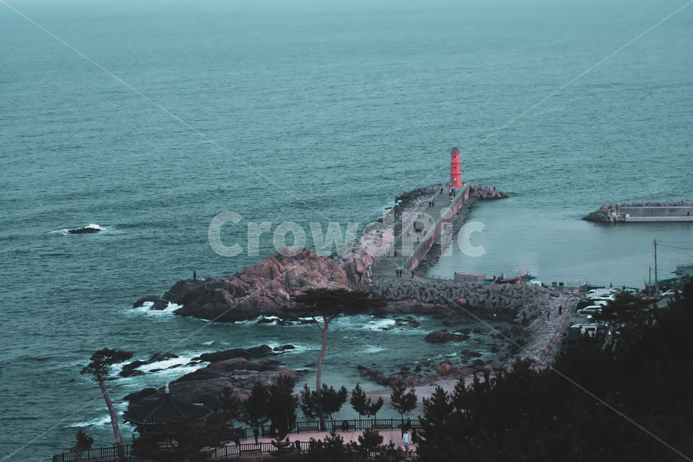 바다,등대,빨간등대,동해,겨울바다,동양바다,sea,lighthouse,orientalsea,koreansea,redlighthouse,redhouse,등대,lighthouse,nature,자연,outdoors,옥외,land,땅,water,물,ocean,대양,shoreline,해안선,promontory,곶