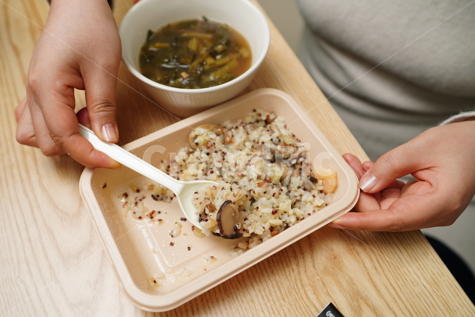 음식,food,도시락,식사,인스턴트,끼니,간편식,손,먹거리