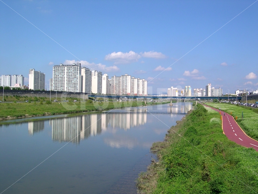 강,도시,아파트,길,반영,주택,부동산,공원,자전거전용도로,중랑천,중랑구,river,풍경,landscape,도시,풍경,city,landscape,water,물