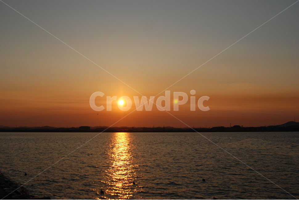 노을,석양,물결,붉은,바다,자연,풍경,nature,landscape,outdoors,옥외,sunlight,햇빛,dusk,황혼,sunset,일몰,sky,하늘,dawn,새벽,red sky,붉은 하늘