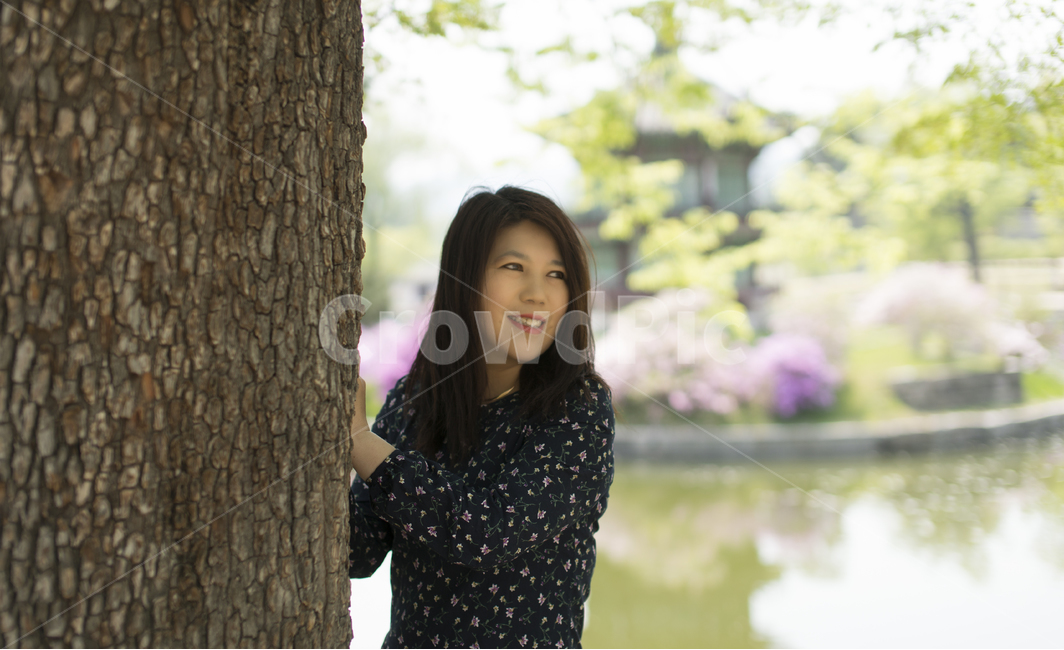 경복궁,향원정,나무,풍경,연못,꽃무늬원피스,여자,미씨,사람,인물,인간,human,person,얼굴표정,facial expression,face,여성,여자,woman,female,lady,감정표현,기분,feeling,emotion