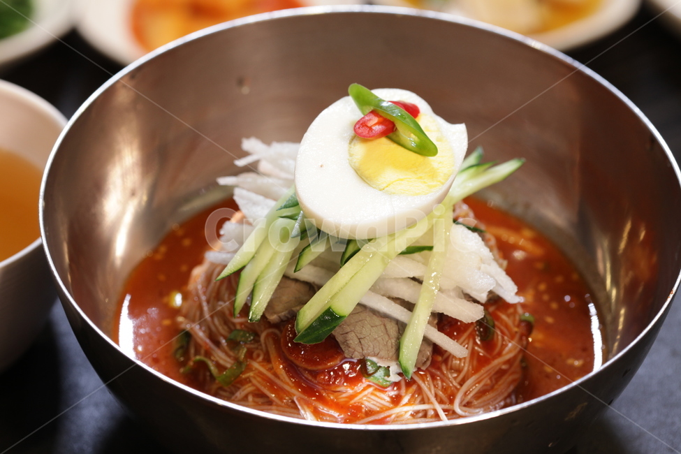 냉면,비빔냉면,계란,오이,배,얼큰,매운,food,음식,noodle,국수,음식,식재료,요리,food,cook,meal,dishes,food reserves,한식,한국음식,한국요리,korean food,korean dishes,korean meal,korean cook