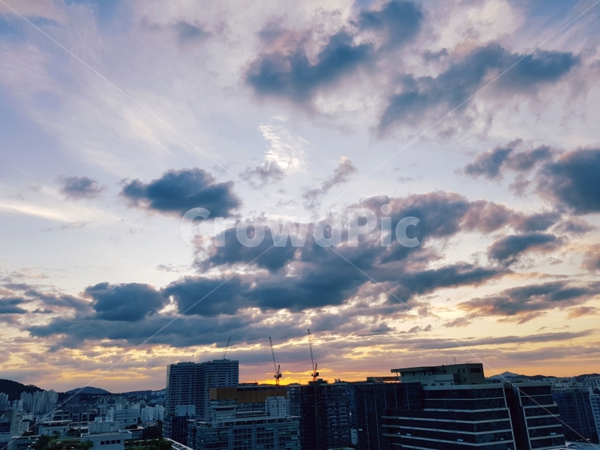 도시,구름,하늘,노을,역광,먹구름,실루엣,그림자,해질녘,회사,아파트,옥상,크레인,고층,고층건물,도시,풍경,city,landscape,한국도시풍경,한국도시경관,korea cityscape,nature,자연,outdoors,옥외,weather,날씨,sky,office building,사무실 건물,building,건물
