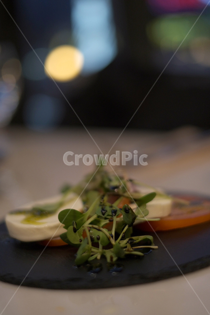 치즈,토마토,애피타이저,레스토랑,저녁식사,음식,식재료,요리,food,cook,meal,dishes,food reserves,양식,서양음식,서양요리,western food,western dishes,western meal,western cook