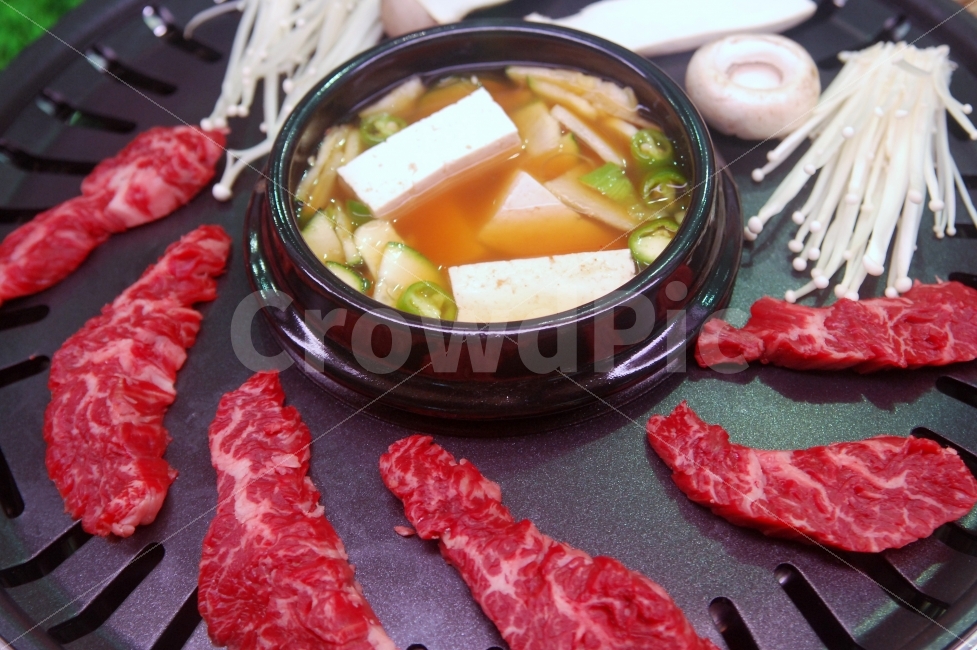 소고기,쇠고기,한우,고기,육류,한식,된장찌개,찌개,음식,팽이버섯,구이,두부,불판,소고기구이,뚝배기,음식점,음식,식재료,요리,food,cook,meal,dishes,food reserves,육류,고기,meat,한식,한국음식,한국요리,korean food,korean dishes,korean meal,korean cook