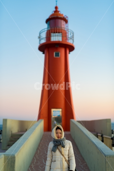 강원도,속초,등대,노을,일몰,하늘,겨울,겨울여행,그라데이션,노을빛,모델,인물사진,겨울,계절,winter,season,등대,lighthouse,사람,인물,인간,human,person,얼굴표정,facial expression,face,여성,여자,woman,female,lady,handrail,난간,banister