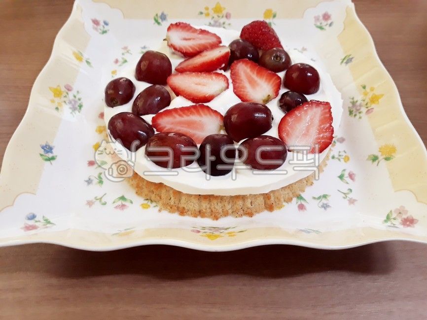 whipped cream cake,fruit cake,Fresh cream fruit cake,dessert,cake,food