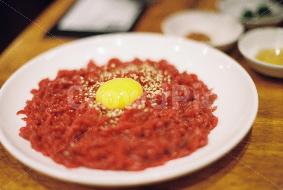 육회,광장시장,자매집,음식,맛있음,계란,깨,참깨,FM2,필름,필름사진,먹을것,시장,음식,식재료,요리,food,cook,meal,dishes,food reserves,육류,고기,meat,한식,한국음식,한국요리,korean food,korean dishes,korean meal,korean cook,감성,sensible,feeling
