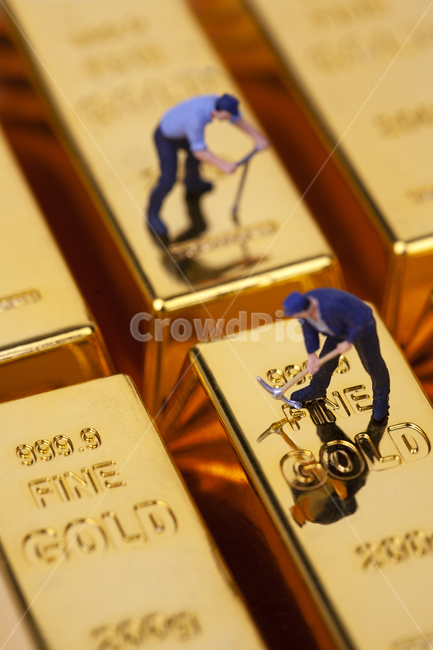 drop,dig,purity,pickaxe,miner,gold,bank,revenue,jackpot,gold bar,market price,savings,man,profit,Gold,plummet,business,surge,buying and selling,pure gold,gold price,purchase,investment,mining,golden color,concerns,drill,market,gold mine,closeup,background