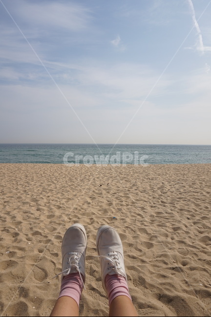 발,신발,바다,흰색운동화,검은색운동화,다리,해변,바다,beach,sea,사람,인물,인간,human,person,신체일부,몸,body