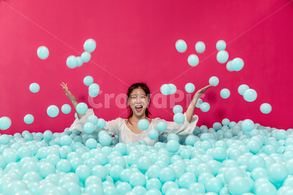 파티,새해,연말,축제,생일,공,ball,sphere,구체,즐거움,환희,기쁨,행복,사랑,활기,축하,볼풀,여성,동양인,아시아인,젊은여성,귀여움,아름다움,화장품,광고,디자인,스튜디오,볼풀장,컬러풀,컬러,핑크,블루,여자,휴가,연휴,축일,사람,얼굴,기념,woman,female,young,person,blue,pink,colorful,studio,beautuful,cute,풍선,balloon,크리스마스,christmas,holiday,사람,인물,인간,human,person,얼굴표정,facial expression,face,여성,여자,woman,female,lady