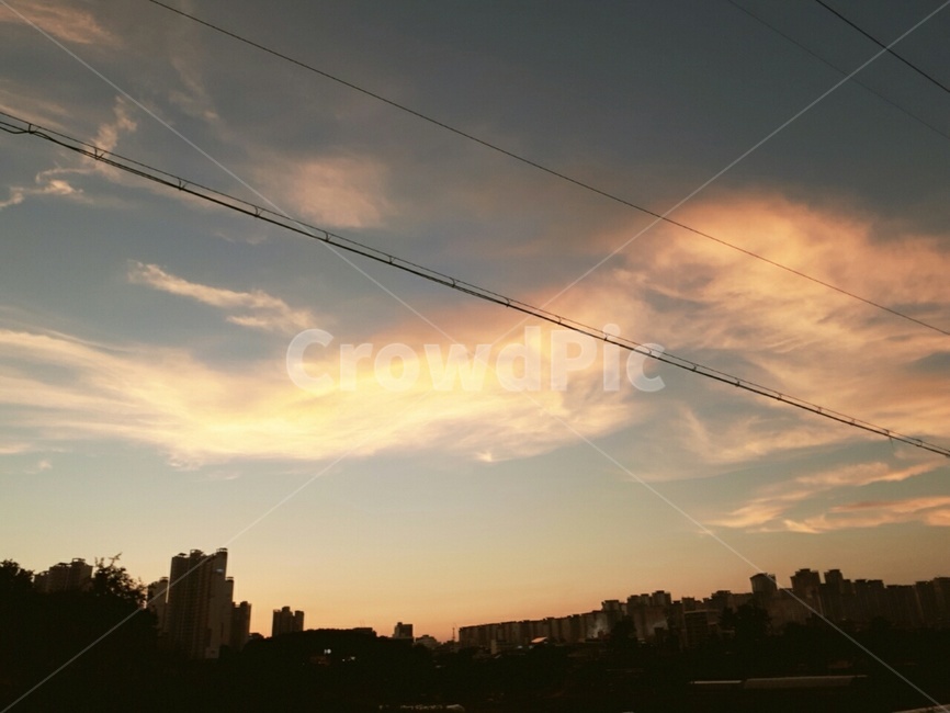 cable,케이블,건물,저녁,하늘,구름,풍경,저녁노을,저녁풍경,길가,해질무렵,도시속,현대도시,도시