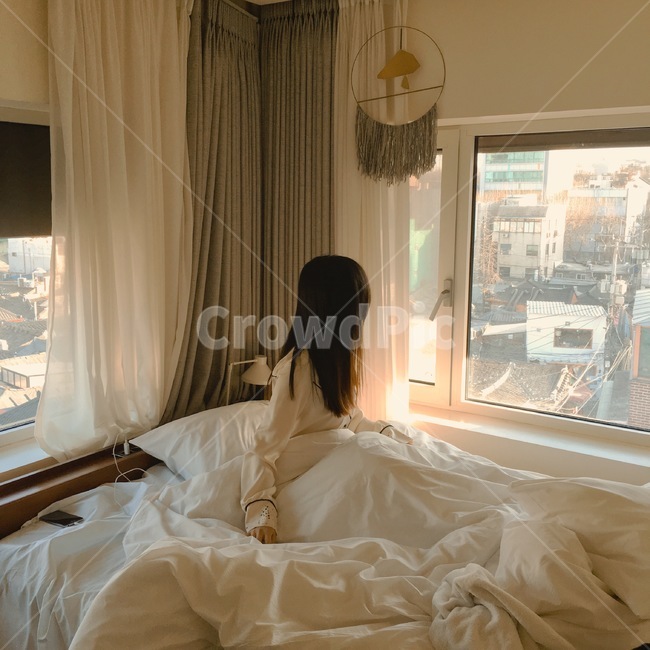 여행,힐링,뒷모습,침실,침대,아침,창문,햇빛,햇살,방,셀프인테리어,자취,숙소,호텔,침구,사람,인물,인간,human,person,여성,여자,woman,female,lady,휴식,힐링,rest,relaxation,healing