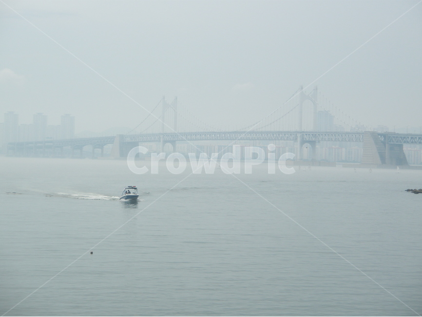 랜드마크,여름,물안개,광안대교,부산,busan,korea,sea,landmark,landscape,mist,bridge,보트,모터보트,풍경,다리,교량,항해,바다,물,낮,야외,day,outdoor,흐린날씨,흐림,안개,fog,날씨,기상,기상현상,자연현상,weather,도시,풍경,city,landscape,한국도시풍경,한국도시경관,korea cityscape,nature,자연,transportation,교통,boat,보트,vehicle,차량,fog,안개